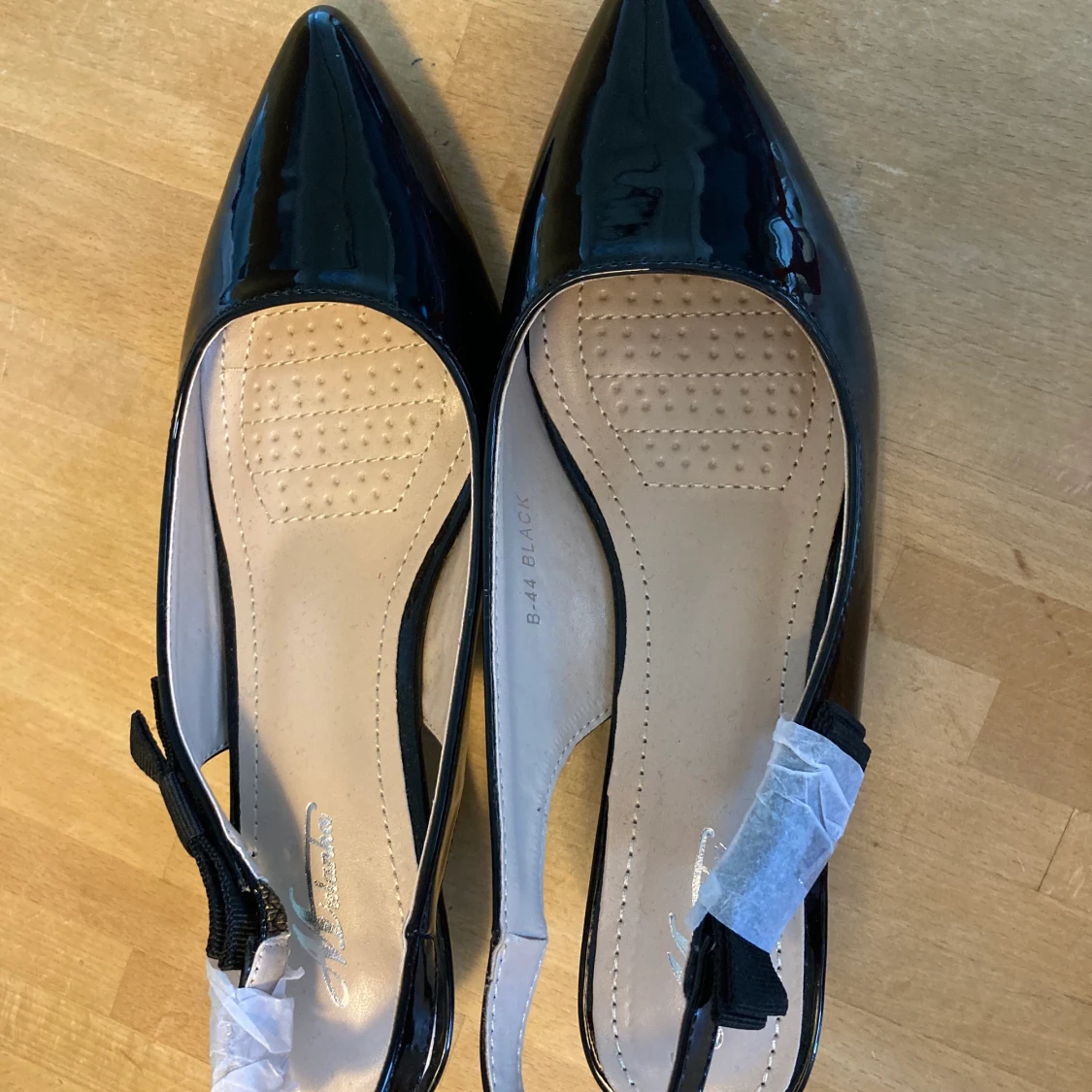 Låga glansiga  klackar  - 90