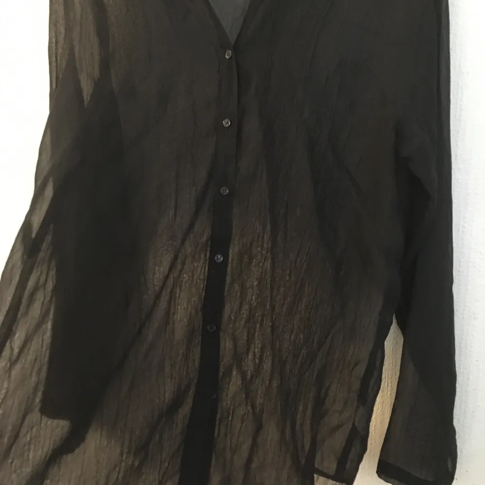 Genom skinlig svart skjorta, strlk S. Säljer den för 20kr! Kan lämnas ut i Malmö annars tillkommer en fraktsumma!. Skjortor.