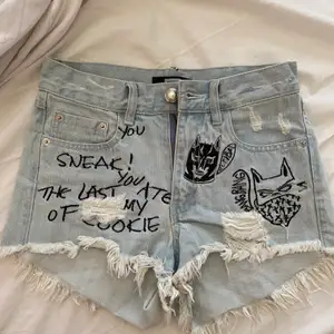 Riktigt snygga shorts från Bik Bok som passar perfekt till värmen. Är i storlek XS och är högmidjade. Själva Bik Bok lappen e lite trasig dock😇 buda gärna!💓 frakt tillkommer