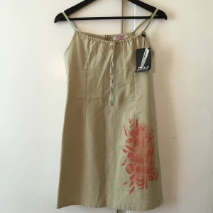 Deadstock klänning - Söt beige klänning från tidigt 2000-tal aldrig använd prislapp kvar o allt!  (ﾉ◕ヮ◕)ﾉ*:･ﾟ Alla priser kan diskuteras! Möts upp Sthlm annars står köparen för frakten 💕🕸