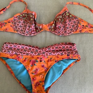 Bikini stl 38/M cup C - Nytt lägre pris! Bikini med bra passform, byxa med låg skärning och bh med fint stöd för bysten, med bygel, smala reglerbara band. Både byxa och bh med turkos foder. Sitter jättebra! Inköpt i bikini/underklädesbutik, tyskt märke. Kostade ca 1200kr som ny. Bra kvalitet! 