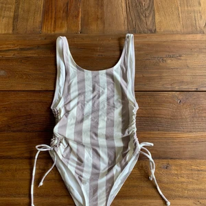 Baddräkt från Hm - Jätte snygg baddräkt ifrån Hm med hög skurning och en låg rygg, använd bara någon gång och är i fint skick. 