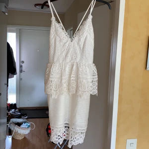 Vit dröm sommarklänning. NYSKICK! - Ord kan inte beskriva hur mycket jag älskar denna klänning. Använd 1 gång. NYSKICK! Tyvärr för liten. Finaste detaljerna. 💕
