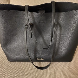 Väska  - Säljer mina fina, stora och rymliga Calvin Klein väska. Passar perfekt till skolan, jobbet eller bara till vardags! Frakten tillkommer 🙌🤍