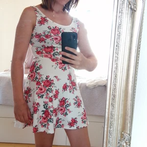 Blommig klänning storlek 34 känd som S - Jätte gullig vit blommig klänning i storlek 34 men känns som en S, god kvalitet, bra skick 