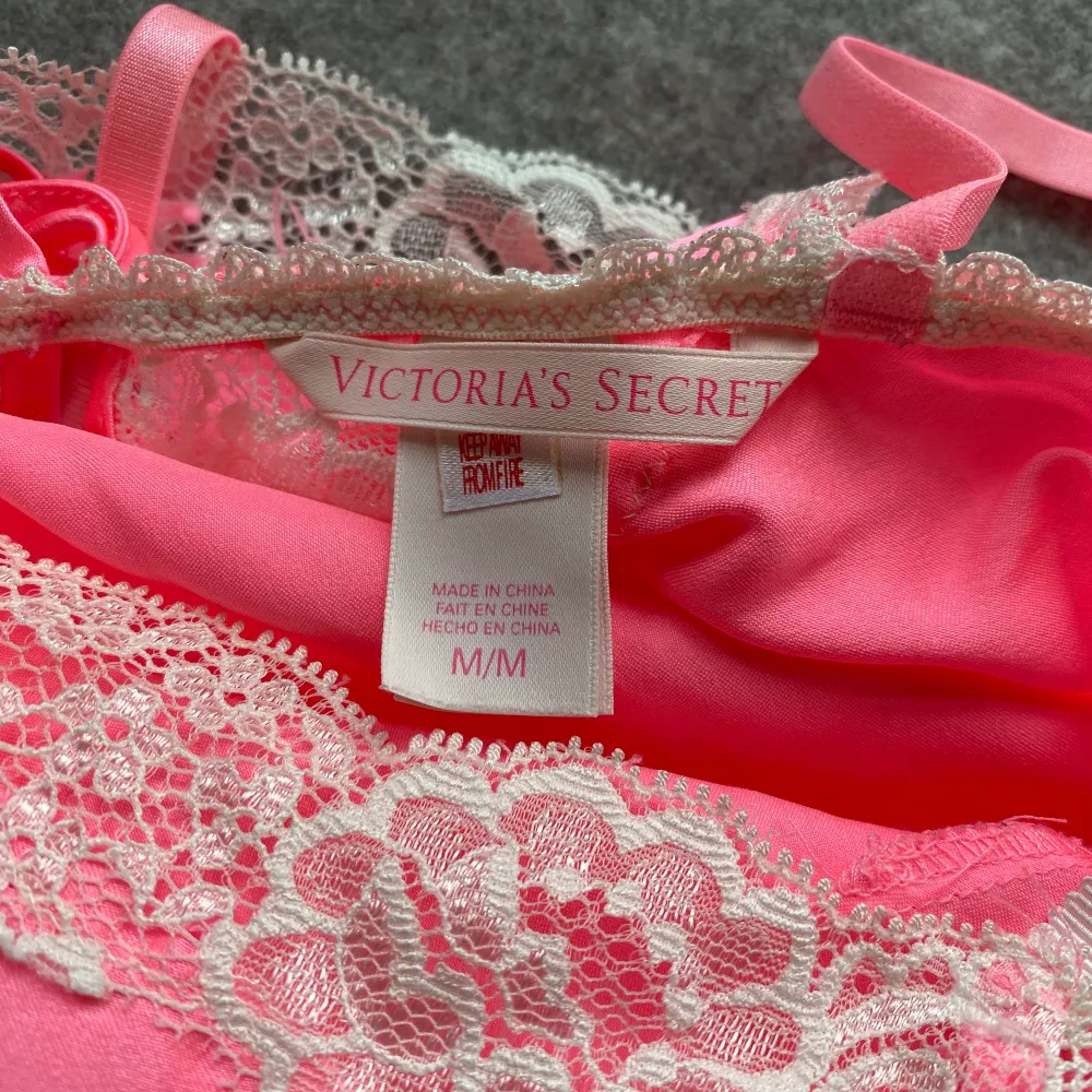 Fin pyjamas från Victorias Secrets. I färgen rosa med fina spetsdetaljer - linne och trosbyxa. Köparen står för frakt alt upphämtning i centrala Göteborg. . Övrigt.