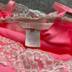 Victorias Secrets pyjamas  - Fin pyjamas från Victorias Secrets. I färgen rosa med fina spetsdetaljer - linne och trosbyxa. Köparen står för frakt alt upphämtning i centrala Göteborg. 