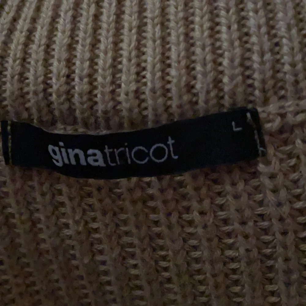 Stickad tröja från Gina tricot, sparsamt använd. storlek L. säljer för 130, frakten ingår i priset.. Tröjor & Koftor.