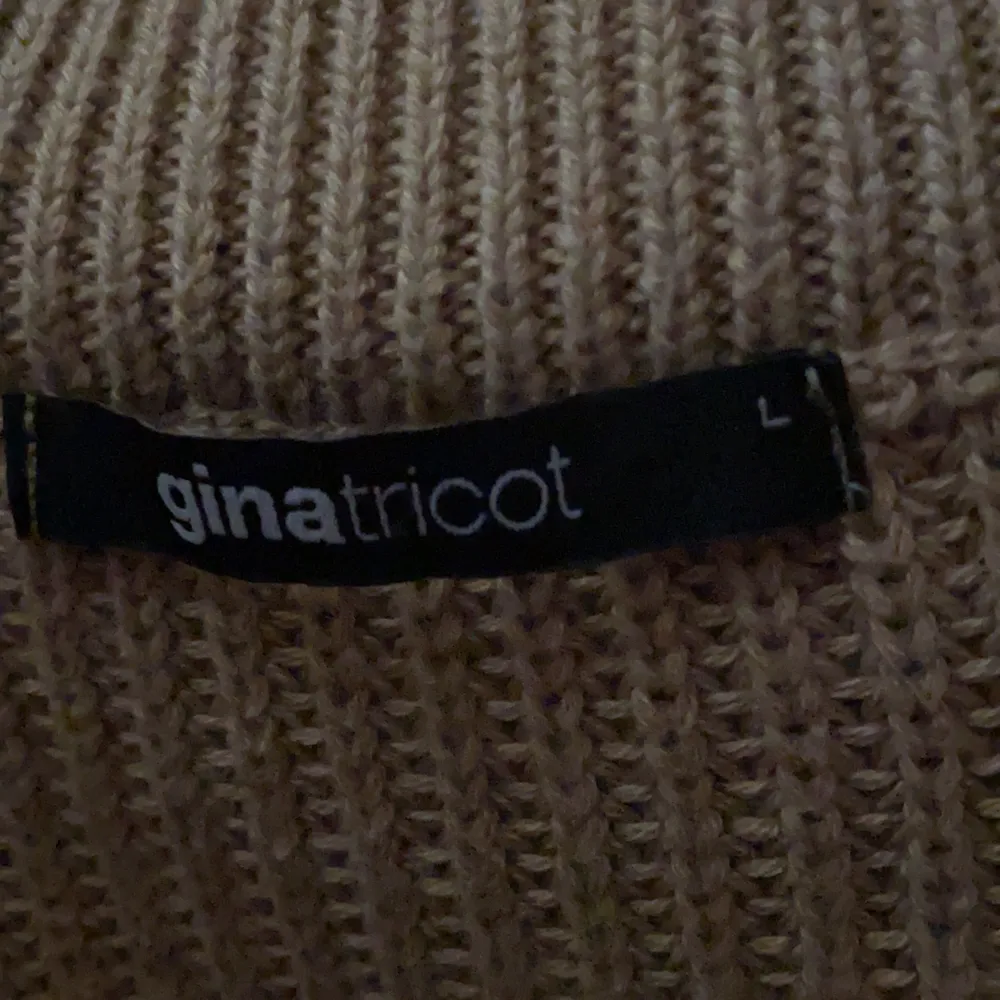 Stickad tröja från Gina tricot, sparsamt använd. storlek L. säljer för 130, frakten ingår i priset.. Tröjor & Koftor.