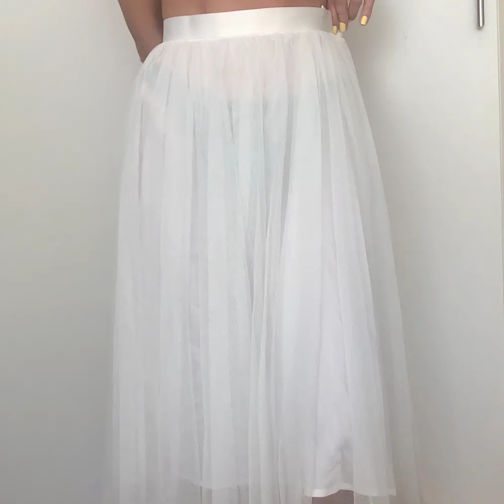 Superfin vit kjol med vitt tyll från Ida Sjöstedt! Använd bara två gånger (nypris 1500kr). Skriv för bättre bilder då dessa är från min bal🤗 frakt tillkommer. Kjolar.
