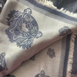 Kenzo sjal  - Äkta kenzo sjal , två användbara sidorna .