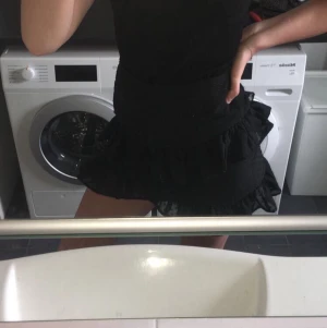 Volang Kjol - säljer nu min glittriga volangkjol som är oanvänd och som har prislapp kvar. den är i storlek M, och är inhandlad på Bikbok förra sommarn 🥰✨