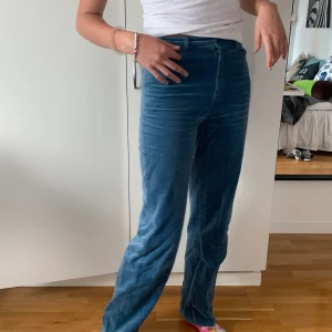 Sammet byxor - Jättefina byxor från &otherstories köpta för drygt 900💕 fin ljusblå färg men tyvärr försmå för mig. Modell är 181 cm lång