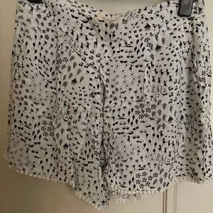 Cute summer shorts in black and white from Nümph. Never worn. 