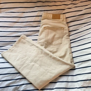 Mozik off-White Jeans till salu 🤩 - Säljer nu dessa SÅ SNYGGA jeans från Monki, perfekta nu i sommar!!🧚🏼‍♀️ säljs pga att de tyvärr inte används. De är använda men i ett jättefint skick! Köparen står för frakt 📦 Hör av er vid frågor!