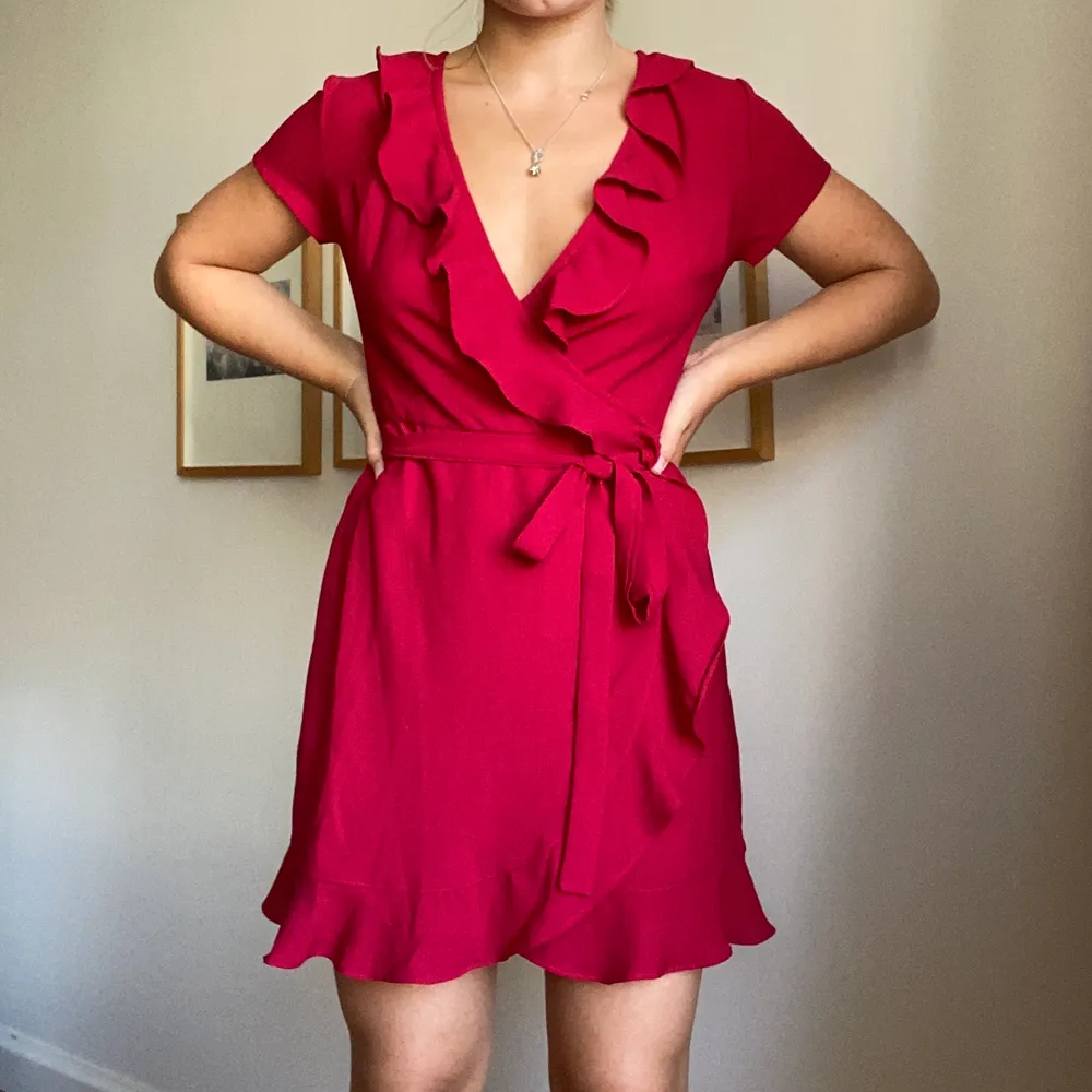 superfin omlottklänning i en rödrosa färg! köpt i Australien⭐️⭐️ aldrig använd så lappen är kvar, frakt tillkommer⭐️sitter som en XS/S. Klänningar.
