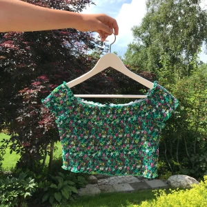 Blommig topp - Somrig crop top från HM i storlek s💞 Frakten ingår i priset och önkas fler bilder är det bara att fråga🌸