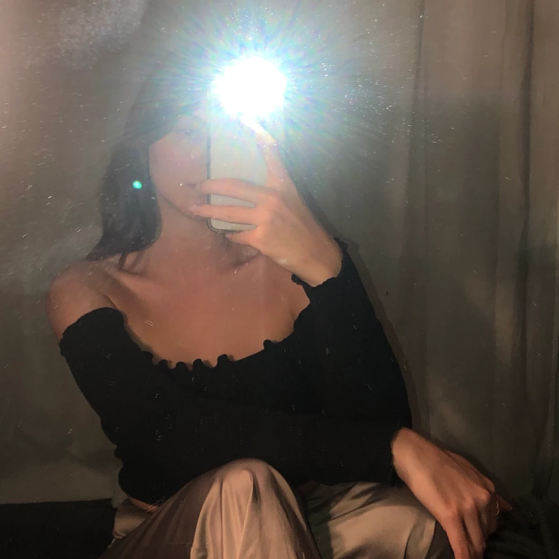 Svart off-shoulder topp