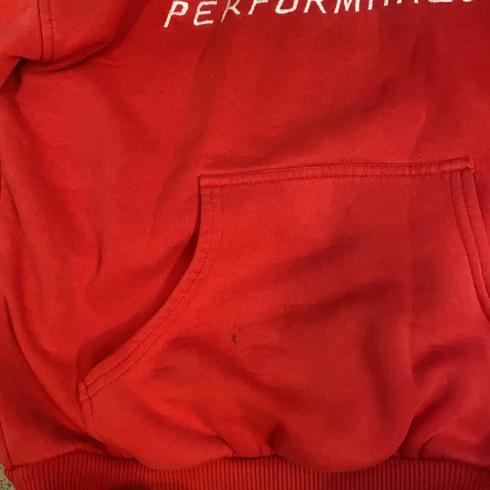 Peak performance hoodie använd med små defekter annars helt hel och skön 150kr ink frakt . Hoodies.