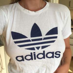 Adidas tshirt. Frakt tillkommer på 40:-🌸