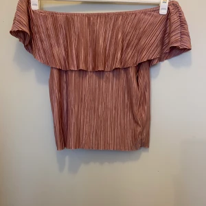 Volang Topp - Topp från Nelly i storlek s men passar xs med. Sällan använd. Hör av dig om de är något, köparen står för frakt💓