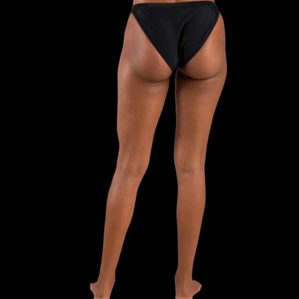 Säljer en svart bikiniunderdel från soc. Perfekt passform med smala band på sidorna, perfekt för solbrännan 😄. Bilderna är tagna från modellen på hemsidan. Endast testade en gång med underkläder på. Säljer pga fel storlek. Storlek 36. 20 kr + frakt. . Övrigt.