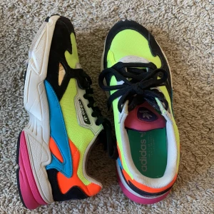 Adidas Falcon Sneakers  - Sjukt bekväma och snygga adidas skor, modell falcon. Frakten tillkommer ✨ 