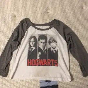 en söt kort Harry Potter tröja med ärmar lite under armbågen. tröjan är från forever 21 och är i storlek S. trycket är av bra kvalitet och tål att tvättas ✨😊 köparen står för frakt ! 
