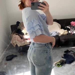 Säljer volangtröja!  - Säljer min supersöta blåa volangtröja från H&M i storlek XS! Om jag stryker den blir volangerna ännu snyggare hihi! Säljer då jag inte har användning för del längre men den är i riktigt gott skick! 