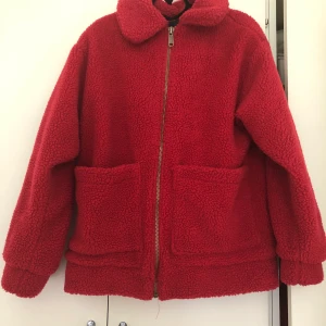 Olika plagg/assosearer  - Knappt använt 50-80 kr 