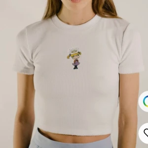 Bershka T-shirt - Coool t shirt från bershka med broderad figur🥰🥰🥰🥰
