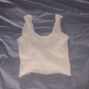 Linne  - Linne från shein som är alldeles för litet, storleken är S men sitter otroligt tight så skulle säga att den passar XXS/XS. Möts upp i Malmö eller Lund eller fraktar