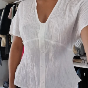 Topp - Vit top från GinaTricot💕 helt oanvänd. Köpt för 299kr i storlek S. Säljer denna för 200 då den inte är använd och prislappen sitter kvar på toppen. Frakt ingår 💗