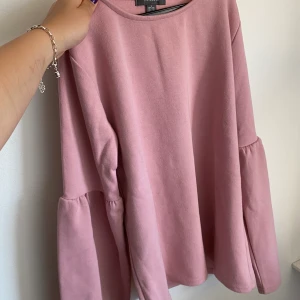 Rosa fin tröja  - En rosa jättefin tröja med design på armarna. Knappt använd där med inga skador. Väljer man frakt kostar det extra men kan alltid diskutera pris och byten. Skriv privat för mer info och bilder🥰🥰🥰