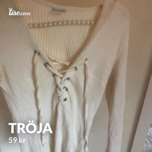 Tröja med band urringning - En vit tröja i storlek S med band urringning.