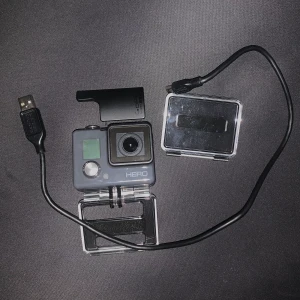 Gopro Hero - Vill bara bli av med denna då den verkligen inte kommer till användning. Köptes för ett par år sedan men har bara använts ett par gånger! Alla tillbehör har inte ens blivit öppnade eller rörda. Tveka inte att höra av dig om du är intresserad! frakt95kr📦