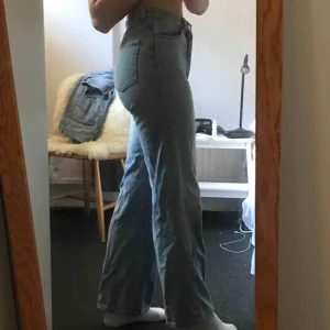  - Jeans från monki i den populära modellen Yoko! De är i storlek 26 och passar mig som är 172 och brukar ha S, möjligtvis lite korta bättre om du är under 170💕