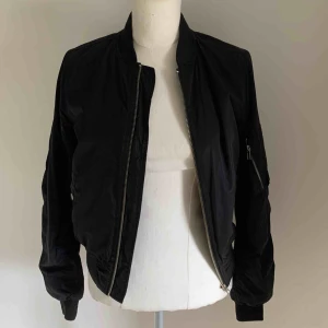  - Bomberjacka, passar även till XS,S