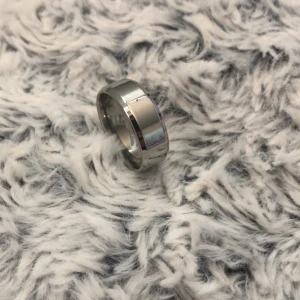 Ring - En ring som jag tyvärr måste sälja då den var för stor för mig, frakt tillkommer:)