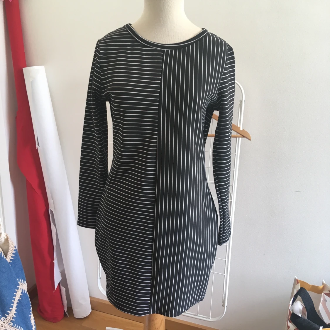 Boohoo klänning randig långärmad 44