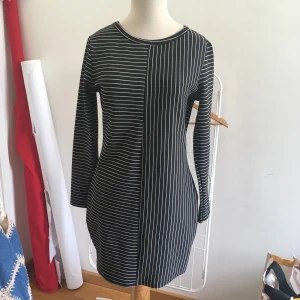 Boohoo klänning randig långärmad 44 - Fodralklänning, Ganska liten i storleken! Passar M skulle jag tro. Måttet från halsen till fållen är 80 cm