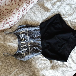 Stussy baddräkt - Stussy baddräkt, köpt i Melbourne men aldrig använd pga köpte fel storlek. Riktigt snygg baddräkt med finaste ryggen! Size 10 <3