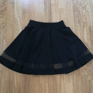 Kjol - Aldrig använda. Packet pris för alla: 100 kr, men går att köpa separat. Pris utan frakt. 