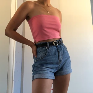 Rosa bandeau  - En omsydd rosa bandeau topp med gulliga små slits på vardera sida. Passar storlekarna S-L