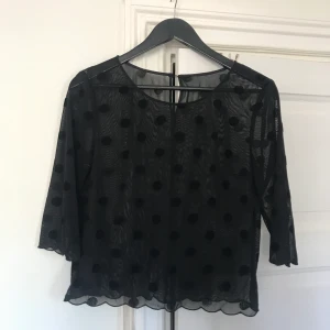 Svart transparent blus - Svart transparant tunn blus/topp. Lappar avklippta så vet ej märke, storlek eller mAterial. Men passar S/M. 