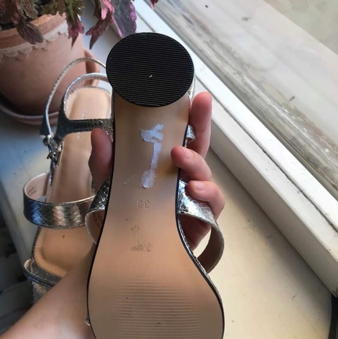 Klackade sandaler i silver  - 91