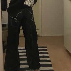 Coola jeans Strl S - Shyssta jeans från märket only i storlek S som tyvärr är för stora för mig. Kan mötas upp men annars står köparen för frakt 🧚🏼‍♀️