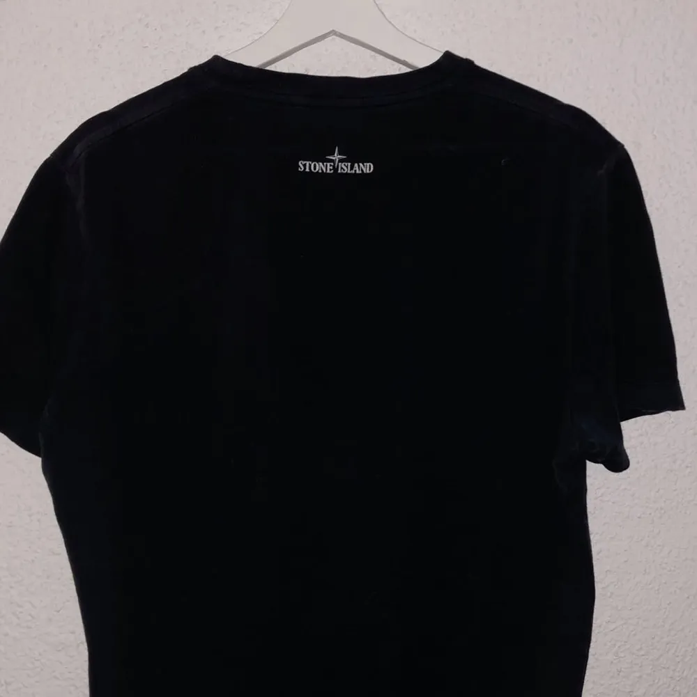 Stone island tee som jag köpt för ca 1 år sedan. Den är använd men är ändå i ett bra skick. Köpt för 1200 kr. Mitt pris 600 kr. T-shirts.