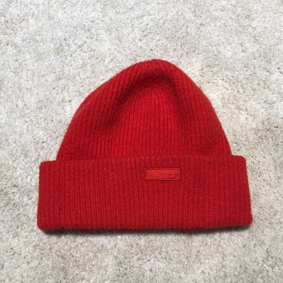 Stickad röd beanie/mössa