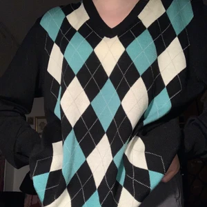 Blå och vit argyle tröja! - Tröjan är 50% ull så den är varm till vintern! tröjan har inga hål eller fläckar, tröjan är en L men passar bra för mig som är en S